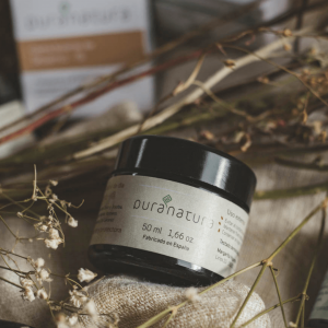 Imagen crema con flores