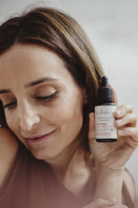 modelo con serum facial