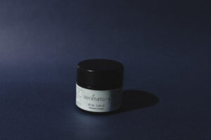 Crema de noche con fondo azul